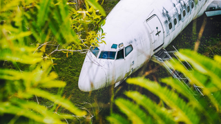 El caso del avión abandonado en Bali se complica: hay un segundo Boeing en el campo y tampoco se sabe cómo llegó allí<em></em>